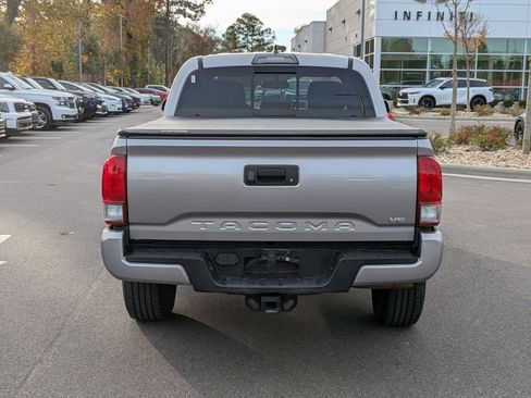 Used 2017 Toyota Tacoma TRD Sport image 4