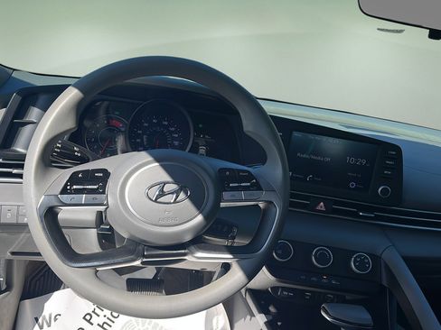 Used 2022 Hyundai Elantra SE w/ Preferred Accessory Package FWD image 14