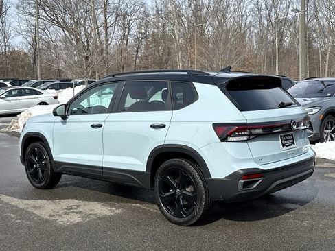 Certified 2025 Volkswagen Taos SE image 6