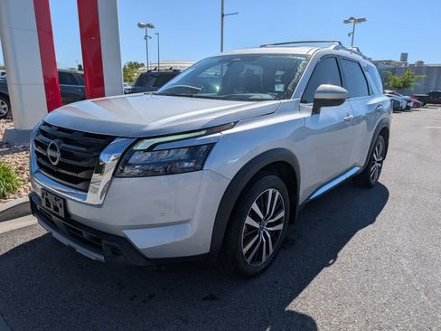 Used 2025 Nissan Pathfinder Platinum AWD/4WD image 2