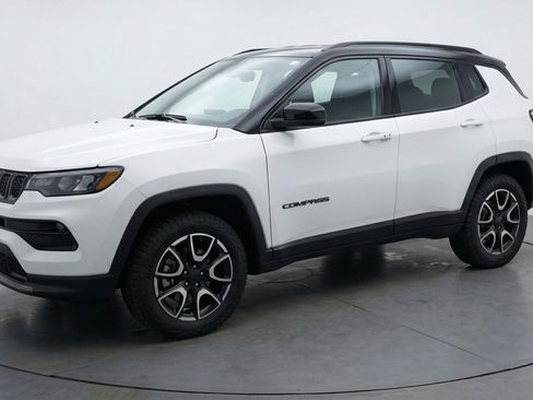 Used 2025 Jeep Compass Trailhawk AWD/4WD image 3