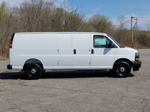 New 2026 GMC Savana 3500 Extended RWD image 8