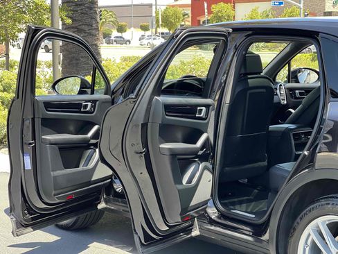 Used 2019 Porsche Cayenne w/ Premium Package AWD/4WD image 57