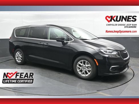 Used 2023 Chrysler Pacifica Touring-L FWD image 1