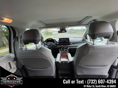 Used 2021 Toyota Sienna XLE FWD image 17