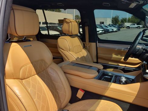 Used 2022 Jeep Grand Wagoneer Series III AWD/4WD image 23