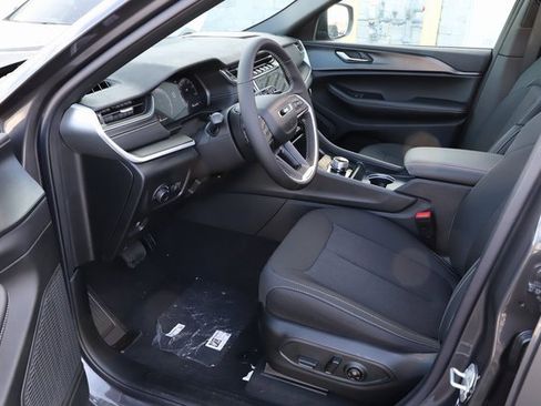 New 2025 Jeep Grand Cherokee L Laredo image 9