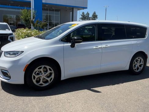 Used 2024 Chrysler Pacifica Limited FWD image 3