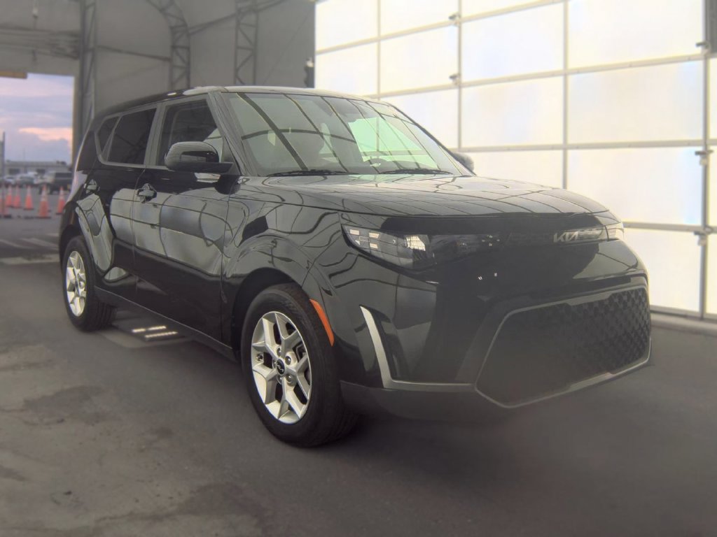 Used 2023 Kia Soul S FWD image 1