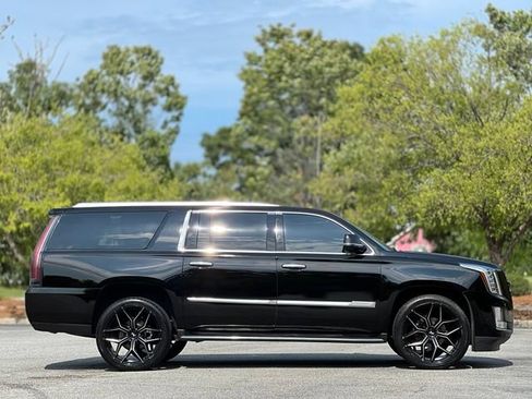 Used 2018 Cadillac Escalade ESV Luxury RWD image 4