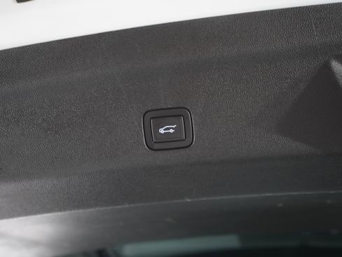 Used 2024 GMC Yukon SLT w/ SLT Luxury Package AWD/4WD image 11