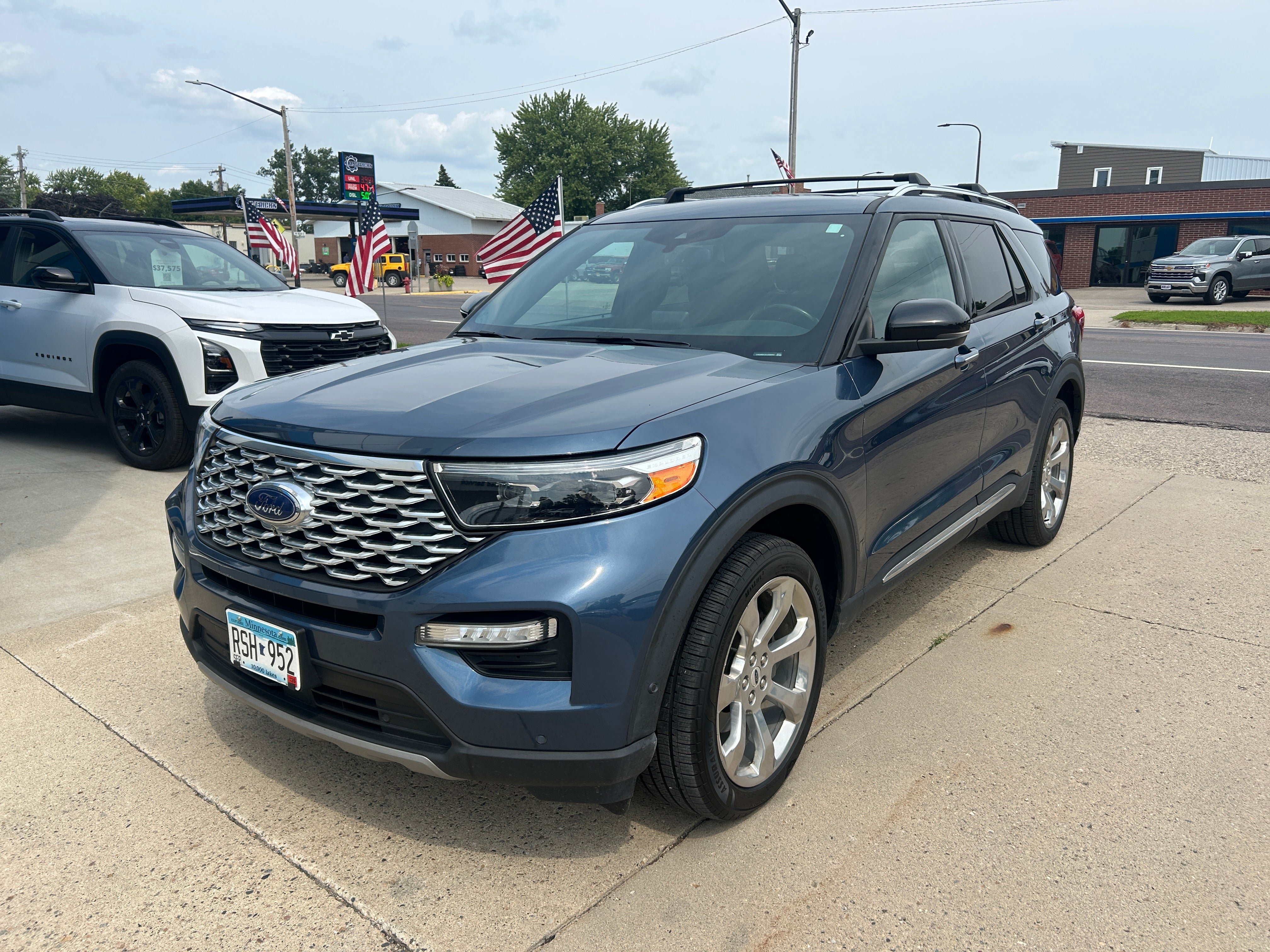 Used 2020 Ford Explorer Platinum w/ Premium Technology Package AWD/4WD image 2