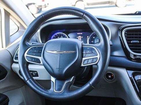 Used 2022 Chrysler Pacifica Touring-L image 14