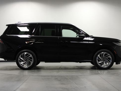 Used 2025 Lincoln Navigator Reserve AWD/4WD image 3