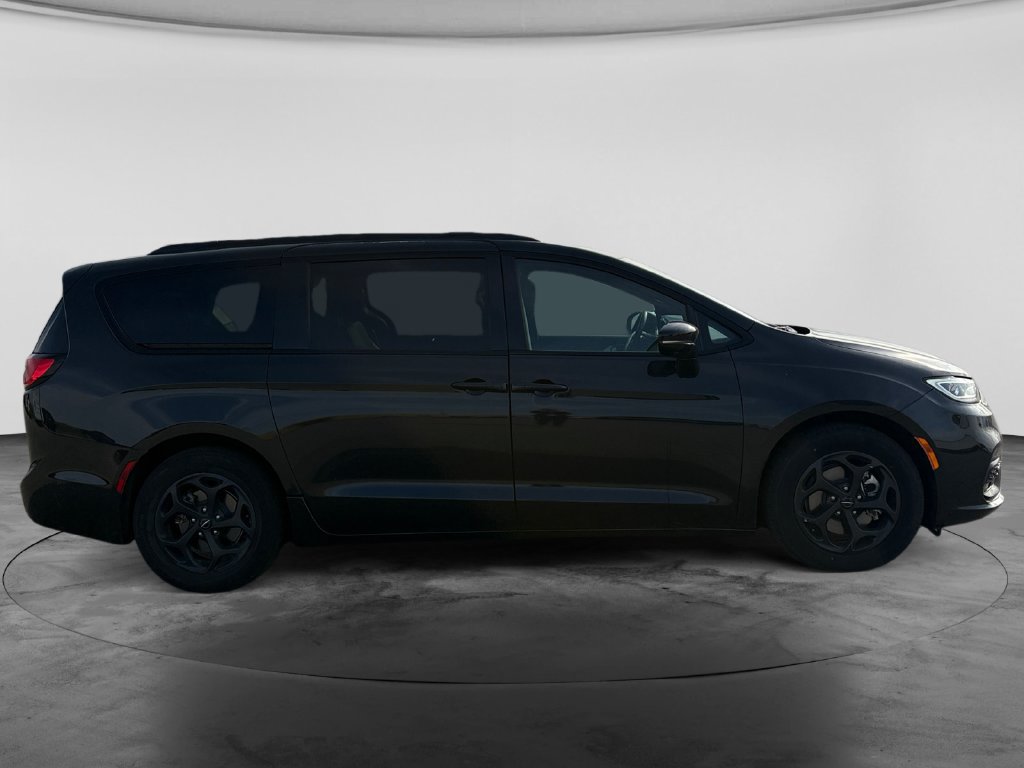Used 2024 Chrysler Pacifica Premium FWD image 11