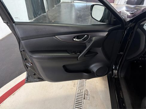 Used 2016 Nissan Rogue SV w/ SV Premium Package image 24