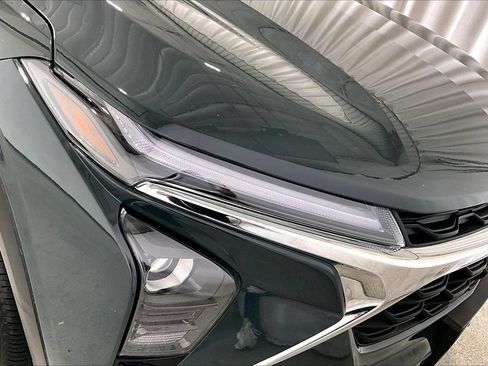 Used 2025 Chevrolet Trax LT FWD image 28