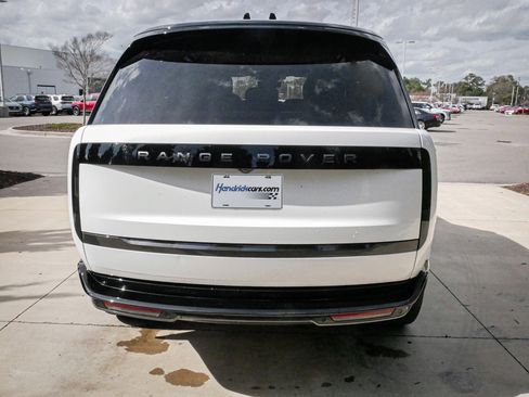 Used 2025 Land Rover Range Rover SE image 10