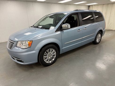 Used 2016 Chrysler Town & Country Limited image 1