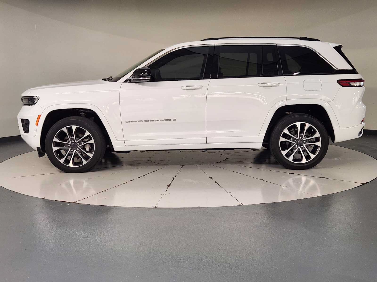 Used 2023 Jeep Grand Cherokee Overland w/ Luxury Tech Group IV AWD/4WD image 5