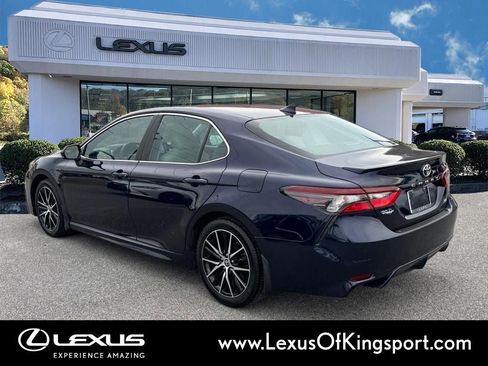 Used 2021 Toyota Camry SE image 3