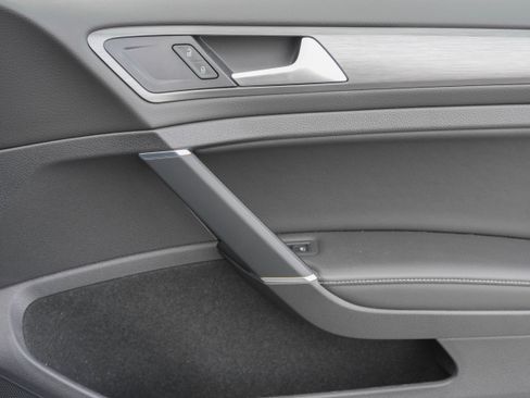 Used 2019 Volkswagen Golf SE image 31