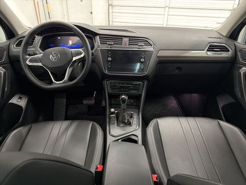 Used 2024 Volkswagen Tiguan SE w/ Panoramic Sunroof Package image 23