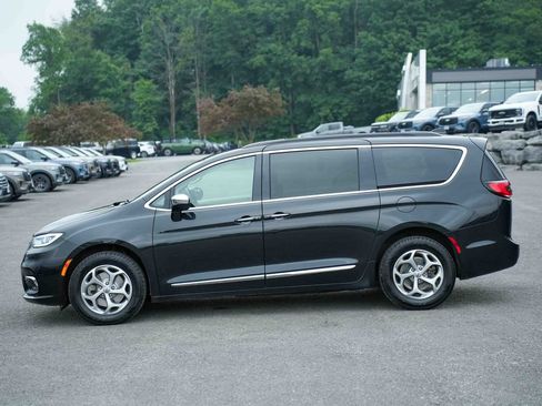 Used 2023 Chrysler Pacifica Limited AWD/4WD image 8