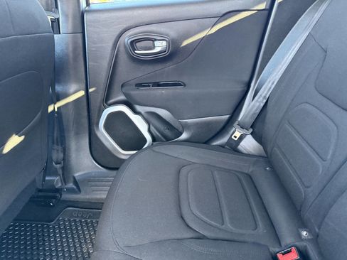 Used 2018 Jeep Renegade Latitude w/ Cold Weather Group image 13