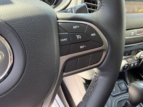 Used 2019 Jeep Cherokee Latitude Plus w/ Cold Weather Group AWD/4WD image 24