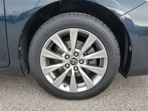 Used 2016 Toyota Camry XLE image 5