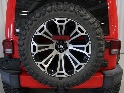 Used 2018 Jeep Wrangler Unlimited Sahara AWD/4WD image 34