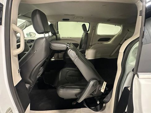 Used 2022 Chrysler Pacifica Touring-L FWD image 22