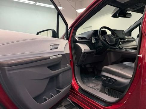 Used 2022 Toyota Sienna XLE FWD image 8