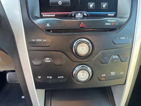 Used 2015 Ford Explorer XLT w/ Equipment Group 202B AWD/4WD image 28