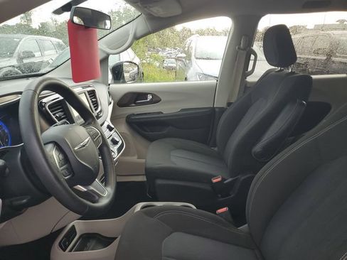 Used 2020 Chrysler Voyager LX FWD image 11
