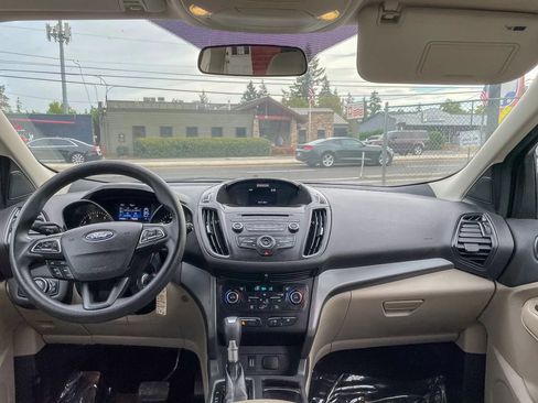 Used 2017 Ford Escape SE AWD/4WD image 3