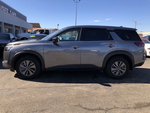 Used 2025 Nissan Pathfinder S image 3