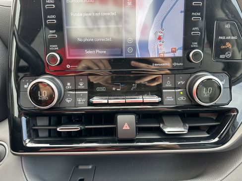 Certified 2021 Toyota Highlander XLE image 17