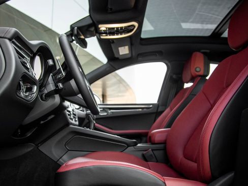 Certified 2026 Porsche Macan S AWD/4WD image 24