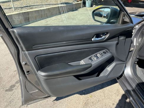 Used 2025 Nissan Altima 2.5 SV image 18