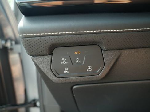 Used 2025 Volkswagen Atlas SE FWD image 34