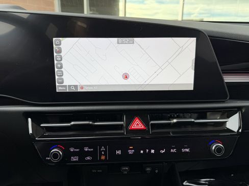 Used 2024 Kia Niro EX image 23