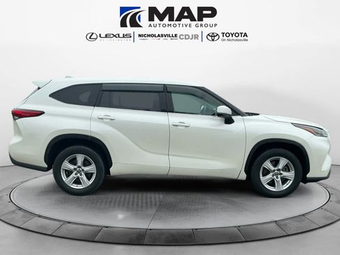 Used 2021 Toyota Highlander LE FWD image 6