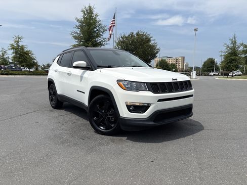 Used 2020 Jeep Compass Latitude FWD image 2
