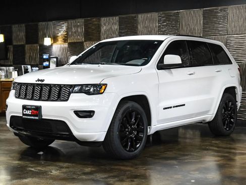 Used 2018 Jeep Grand Cherokee Altitude AWD/4WD image 6