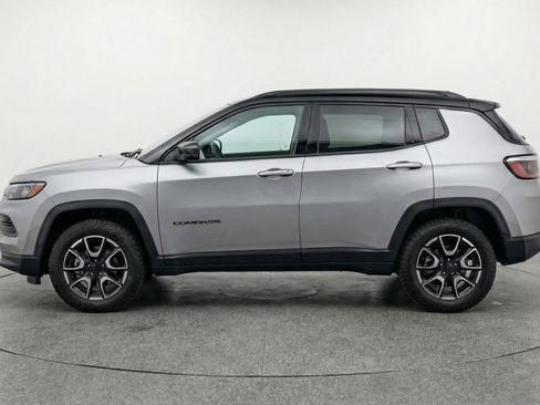Used 2025 Jeep Compass Trailhawk image 5