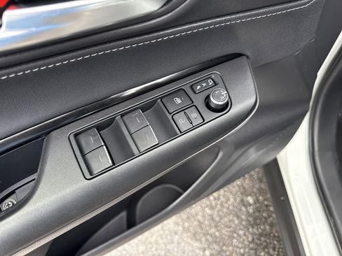 Used 2022 Toyota Venza LE image 15