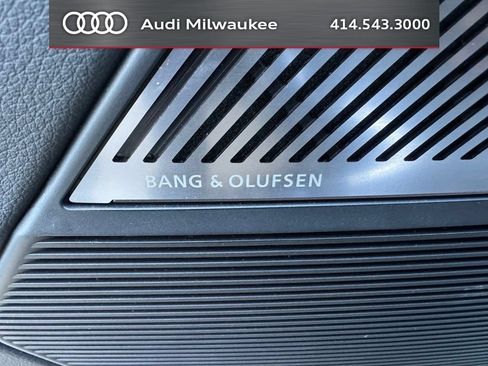 Used 2024 Audi SQ8 Prestige AWD/4WD image 9