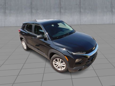 Used 2021 Chevrolet TrailBlazer LS FWD image 2